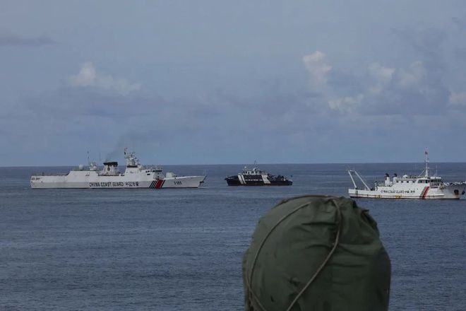The Chinese Coast Guard intercepted the Philippine official vessel attempting an illegal intrusion into the lagoon of Huangyan Island.